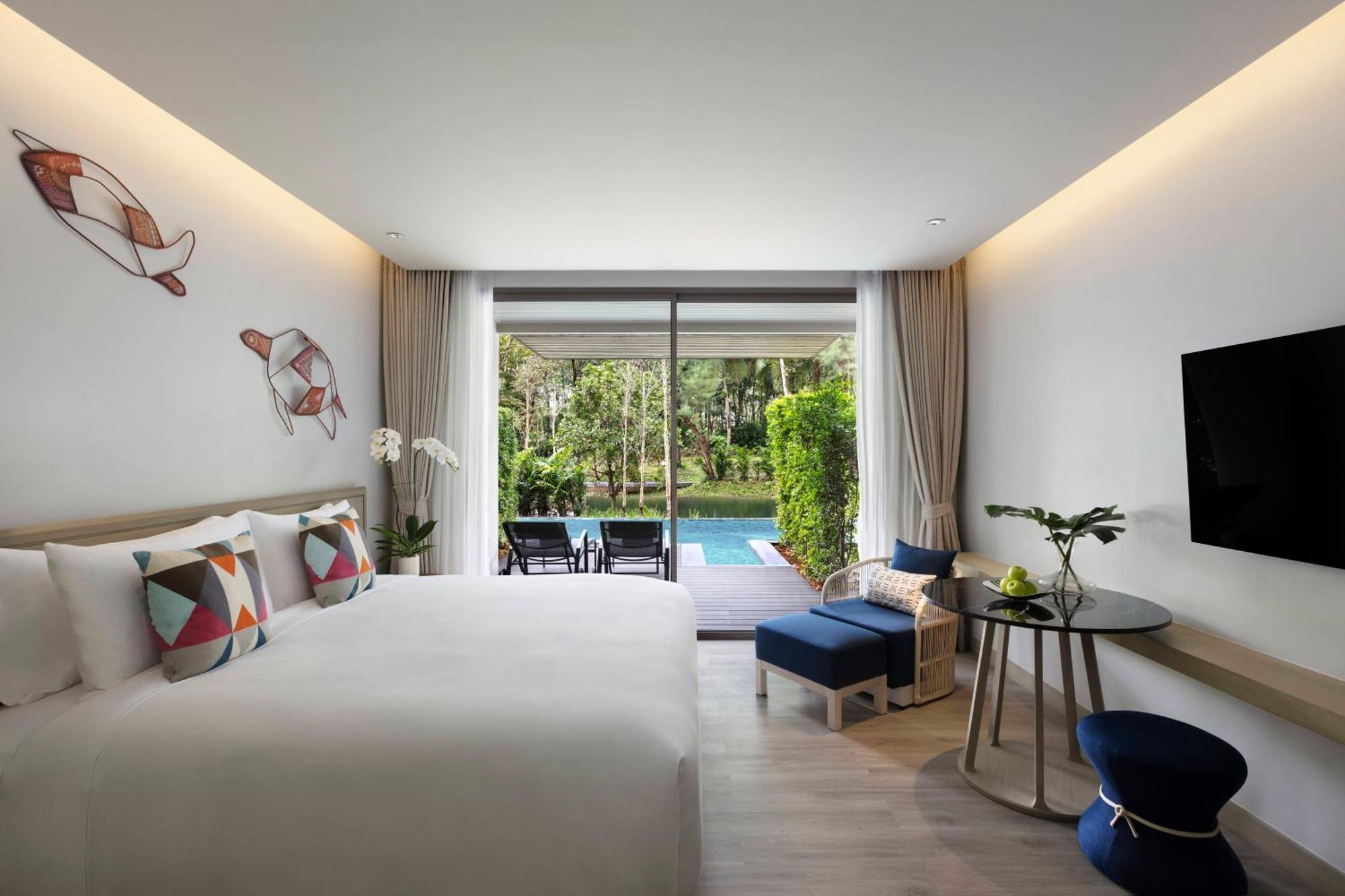Deluxe Pool Access Room