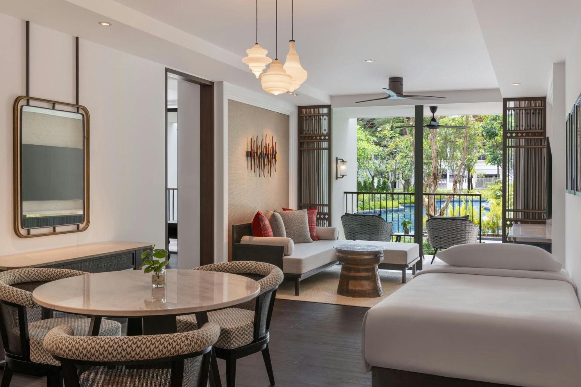 Two-Bedroom Apartment One King Bed Two Twin Beds,1699493677:JPEG