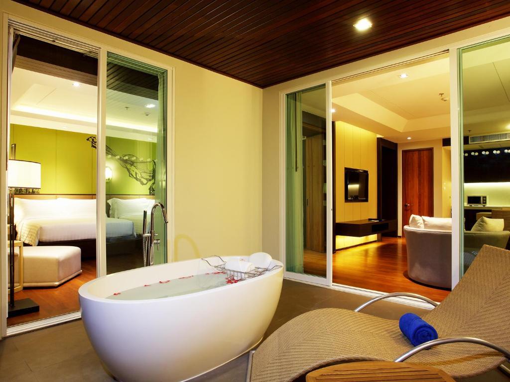 Suite with Pool View,43829401:JPEG